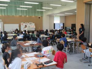 照川市長が勝浦小学校でモンシロチョウの羽化について教えています