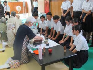 茶道の作法についての説明を真剣に聞く勝浦中学校の生徒たち