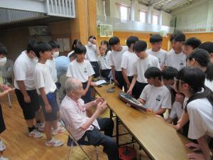 戦争体験者早川さんを囲む勝浦中学校の生徒たち