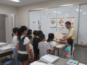 海藻おしばづくりを講師の先生に教わっている様子