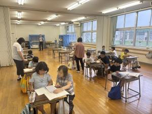 学習クラブで勉強をする児童たち