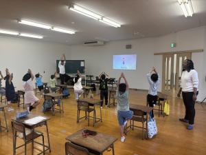 英語教室でポーズをとりながら学ぶ児童たち