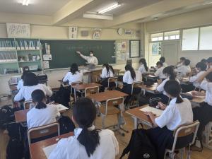 地域未来塾で数学を学ぶ生徒たちの様子