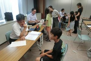 自由研究相談会に参加する児童たちの様子