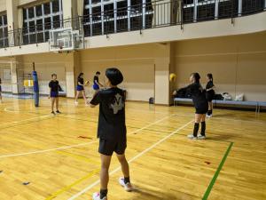 勝浦バレーボールコミュニティのレシーブ練習風景