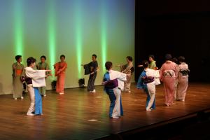 舞踊団体による勝浦音頭