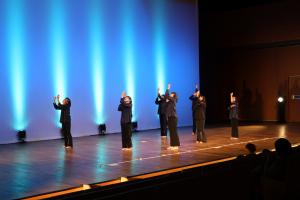 ダンスグループによるパフォーマンス