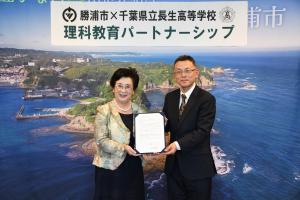 照川市長と長生高校校長が並んでいます