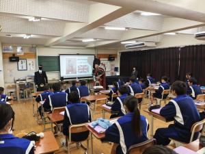 バグパイプの演奏を聴く勝浦中学校の生徒たち