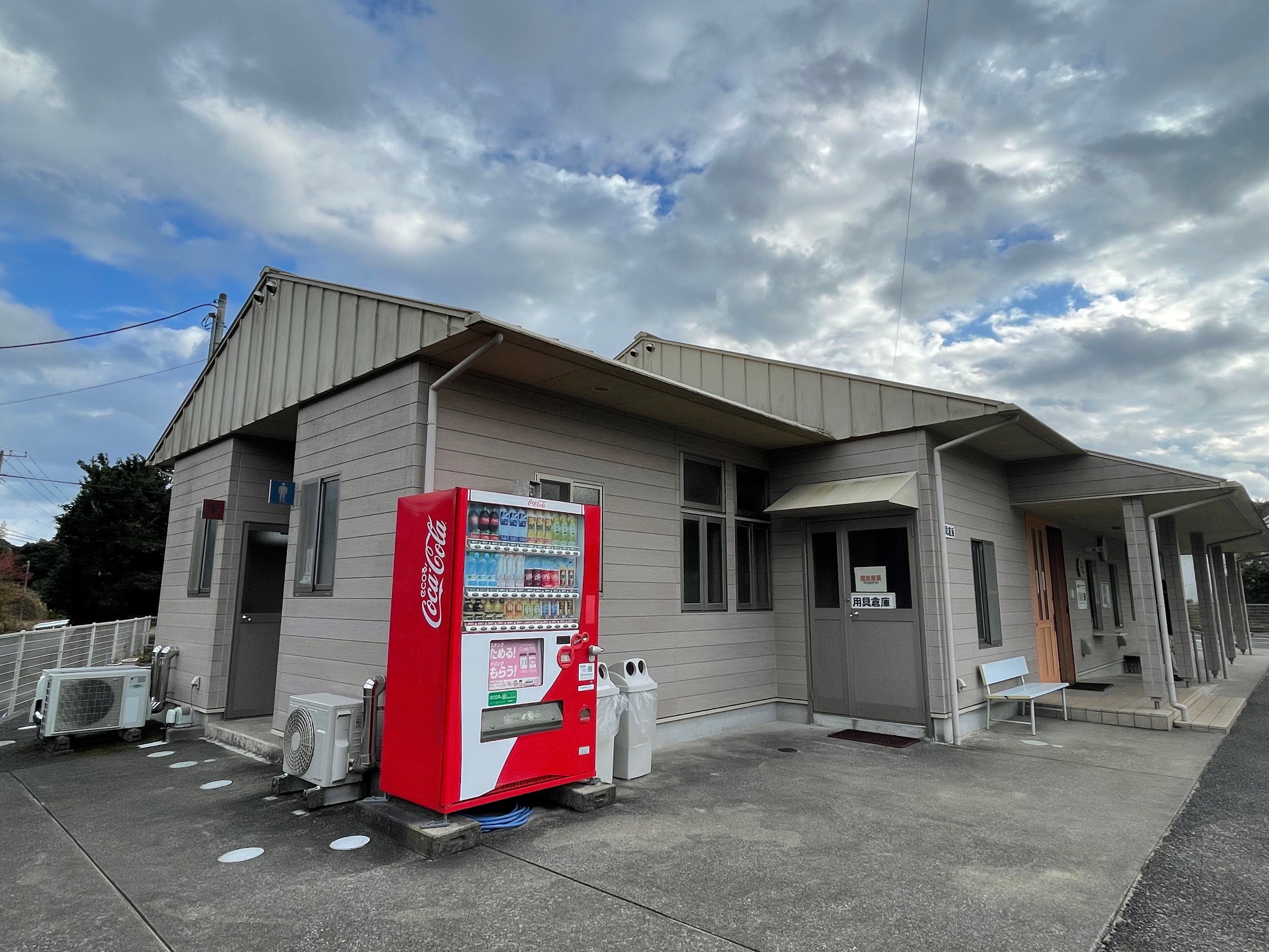 管理棟裏、自動販売機